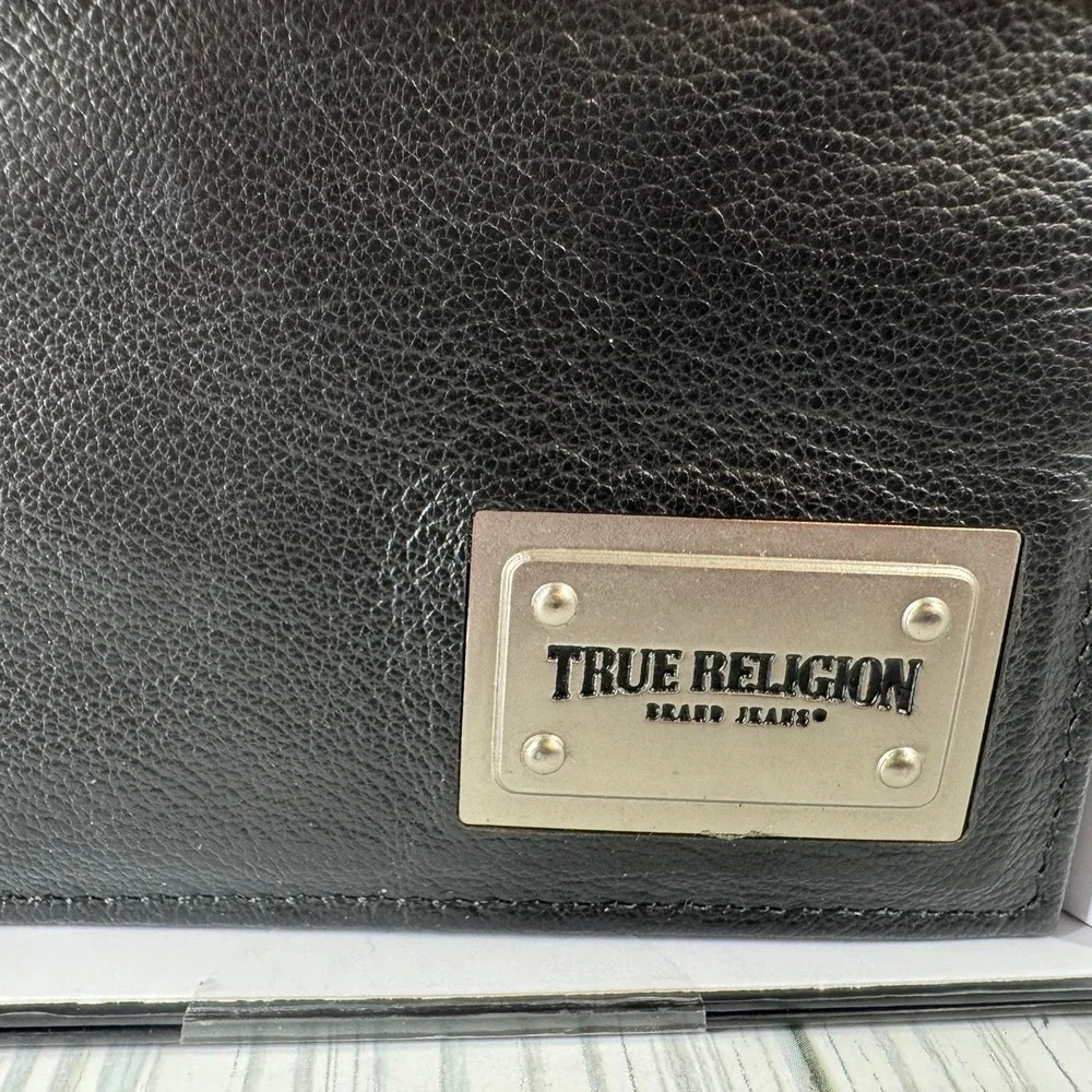 True Religion Mens Black Genuine Leather Sonny Bifold Wallet‎ Metal Logo Plate